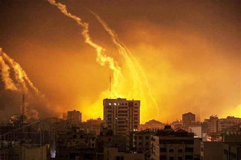 اسرائیل نے شدید بمباری سے غزہ میں قیامت ڈھادیدنیا سے رابطہ منقطع