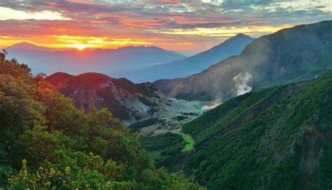 Gambar foto lukisan pemandangan alam gunung, desa, kampung, kota, bawah laut, hitam putih, crayon, pegunungan, hutan, sawah, pedesaan, hd, pensil, sunset. pemandangan gunung kelud hd | Pemandangan, Danau, Taman negara