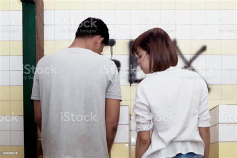 슬쩍 젊은 남자 오래 된 화장실에서 소변을 예쁜 여자 가정의 방에 대한 스톡 사진 및 기타 이미지 Istock