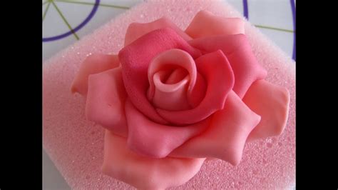 Per avere fiori più realistici e dettagliati, guarda altri video dalla sezione fiori in pasta di zucchero o consulta il. Tutorial Rose in Pasta di Zucchero - YouTube