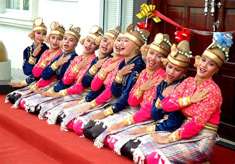 Seni merupakan julat yang berlainan untuk aktiviti manusia, produk serta aktiviti mereka.rencana ini menumpukan perkara terutamanya seni visual termasuklah penciptaan imej atau objek dalam lapangan bidang seperti seni lukis, seni arca, pembuatan percetakan, fotografi dan media visual yang lain. PROVINSI NANGGROE ACEH DARUSSALAM (NAD) + (GAMBAR + LIRIK) - INFORMASI SELURUH DUNIA