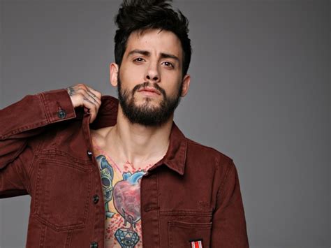 «στέλνω γυμνές φωτογραφίες μου…» στο playboy και τον και τον άγγελο κωνσταντούλια μιλά ο αναστάσιος ράμμος όπου λέει ότι αγαπάει τις γυναίκες και είναι αφοπλιστικά. O Αναστάσιος Ράμμος στο TLIFE: "Είχα συμπτώματα από ...