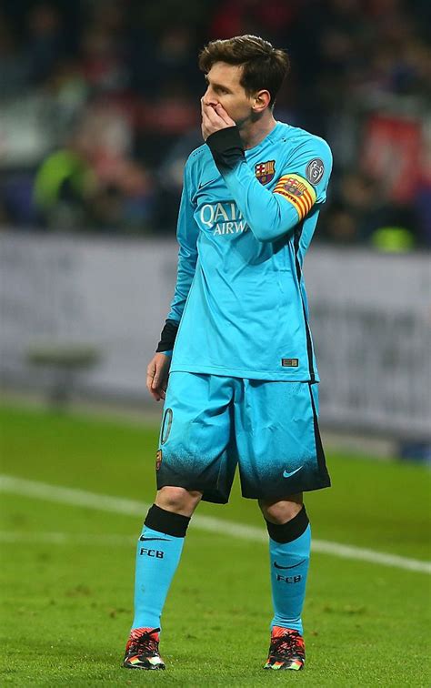 Jun 21, 2021 · und nachdem memphis depay (12./flachschuss aus spitzem winkel) und denzel dumfries (18./kopfball nach eckball daneben) nicht wirklich knapp an das 1:0 herangekommen waren, sorgten die. Lionel Messi of Barcelona reacts during the UEFA Champions ...