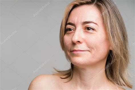 Hermosa Mujer De Mediana Edad Con Hombros Desnudos Mirando Hacia Un Lado Mujer Rubia De 50 Años
