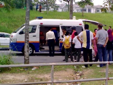 Dalam kes kereta anda terlanggar, kereta yang melanggar anda mestilah turut membuat laporan supaya kos baik pulih kereta anda ditanggung oleh insuran kereta milik individu terbabit. Liza @ Adzriel AB: Pelajar di langgar di depan SMK Bandar ...