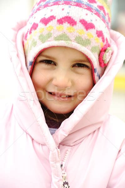Aici găsiți desene de colorat cu fete pentru copii. Fata zambitoare Fotografii de stoc, Imagini de stoc si ...