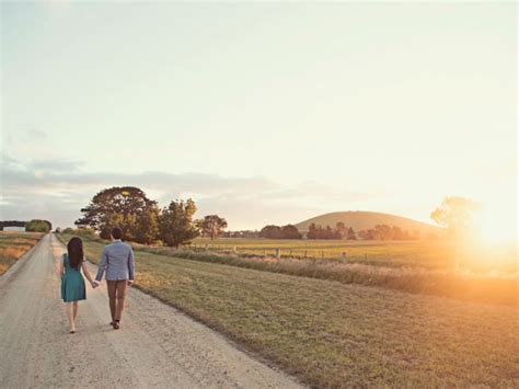 Menghadap senja foto dengan konsep senja tentu terasa sangat hangat. 17 Foto Romantis yang Membuktikan Bahwa Foto Prewedding yang Dilakukan Kala Senja Itu Luar Biasa