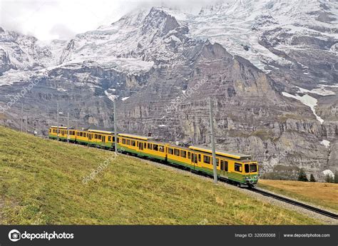 Estações de ski e snowboard neve. Suíça Montanha de neve Grindelwald com trem e pista ...