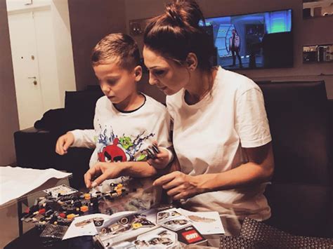 At the age of 15, she became the youngest person to win the newcomer's award at the prestigious sanremo music festival singing contest. Anna Tatangelo: età, figlio, marito, altezza, peso, misure ...