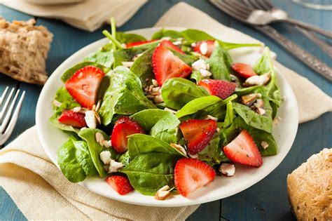 Ideas que mejoran tu vida. Fresas, queso feta y espinacas en la ensalada del verano