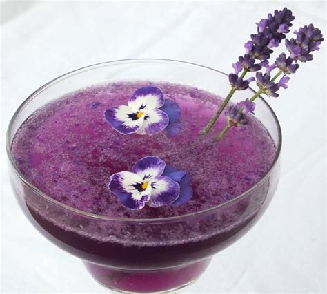 Many uses in salads, frozen ice cubes of summer drinks, a necklace, dried, decorations for desserts such as cakes when crystallized or as a garnish to. Essbare Blumen, die als solche seit der Antik bekannt sind