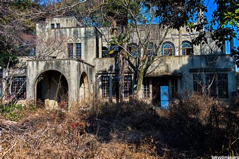 Abandoned is a 2010 american thriller film directed by michael feifer and starring brittany murphy, dean cain, mimi rogers and jay pickett. Abandoned Japanese Home Was Once A Grand Mansion, Now ...