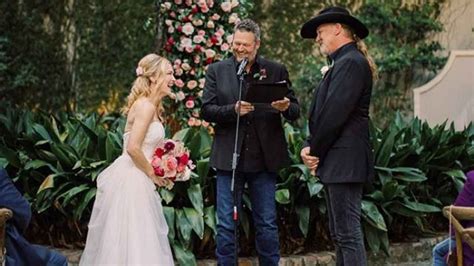 Blake shelton had one very special way of saying i do to gwen stefani. Blake Shelton Officiates Trace Adkins' Wedding To Victoria ...
