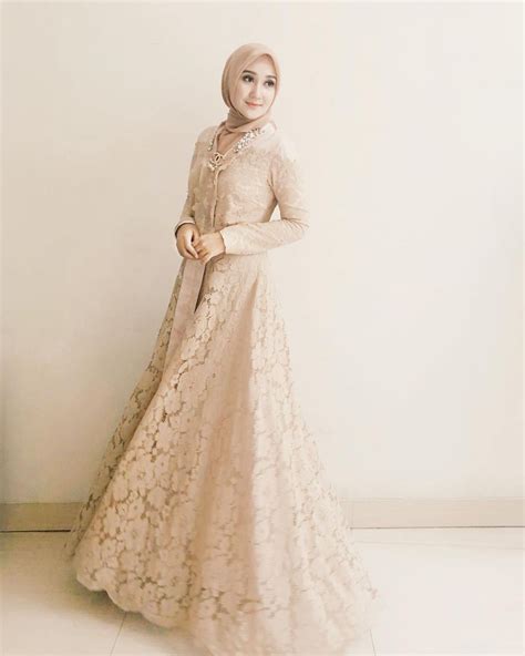 Warna ini memiliki pigmen warna yang pekat dan cenderung luntur setelah 24 kali keramas. Model Baju Brokat Warna Gold / 45 Model Baju Brokat Gamis ...