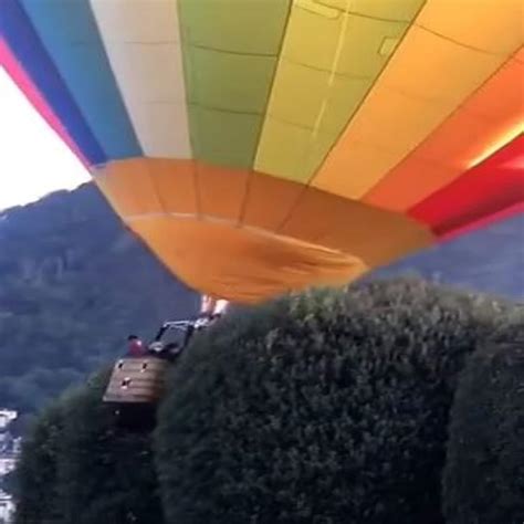 अचानक हवा में फूट गया यात्रियों से भरा गुब्बारा आसमान में ही मच गई चीख पुकार Hot Air Balloon