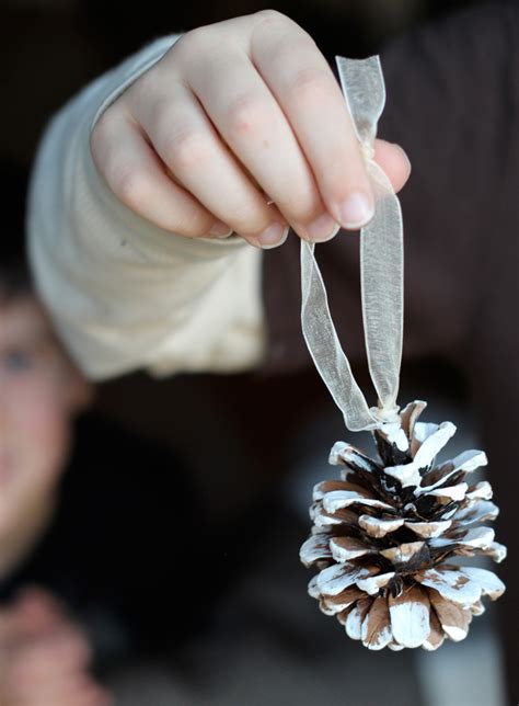 Rustic modern christmas tree decorations: 23 Cool DIY Christmas Tree Decorations To Make With Kids ...