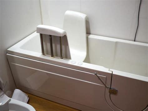 Some seniors use these doors for stability. The 6 Best Bathtubs for Elderly and Seniors in 2020 ...