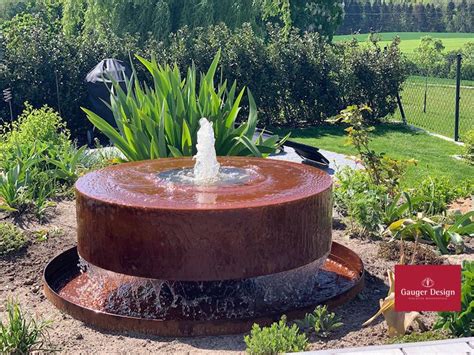 Ein besonders highlight stellen übrigens die gartenbrunnen mit beleuchtung dar, da diese mit hilfe von leuchtmitteln auch nachts für ein schönes ambiente sorgen. Wasserspiel garten von Baher Alshaar auf نافورة in 2020 ...