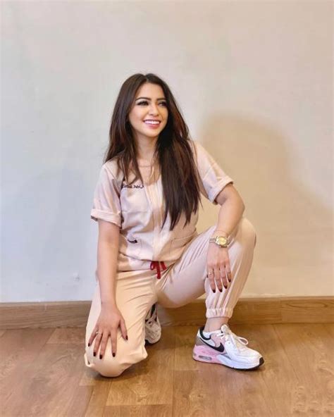Potret Dokter Gigi Cantik Ella Minati Pesonanya Tak Kalah Dari Model