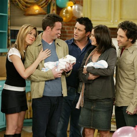 Chandler makes amends to joey by spending thanksgiving in a box, monica finally lands her dream job of head chef, and phoebe supports her brother. The Fashion On 'Friends' - Costume Designer Debra McGuire ...