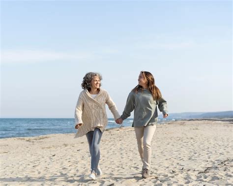 Madre E Hija Pasar Tiempo Juntos En La Playa Foto Gratis