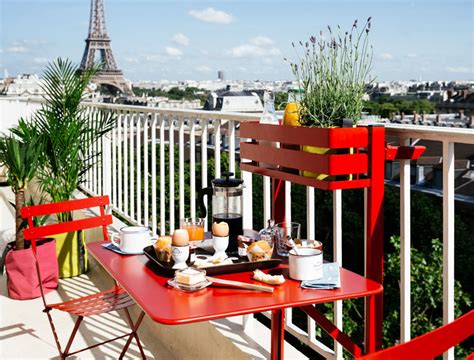 Small Outdoor Dining Set: An Outdoor Dining Set That Will Fit Even the