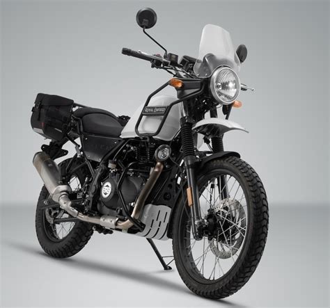 Also, a couple of unusual metal bars at the front double as headlight brackets and supports for jerry cans. SW-Motech équipe la Royal Enfield Himalayan