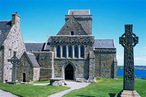 Containing 1084 inhabitants, of whom 460 are on the island. Scottish Islands & Highlands: Tracing My Clan Mackinnon Roots