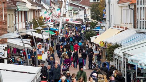 Büsum — büsum, gemeinde, fischereihafen und nordseeheilbad im kreis dithmarschen, schleswig holstein, 4 700 einwohner; Corona: Büsum führt Maskenpflicht in der Fußgängerzone ein ...