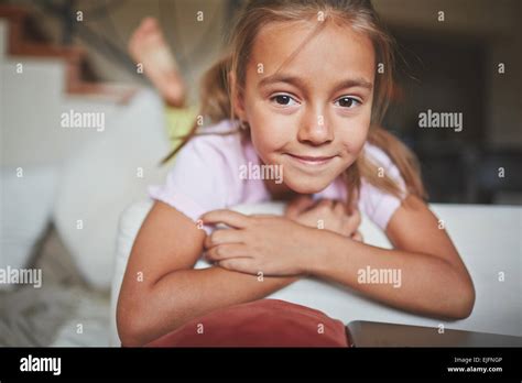 Mädchen Auf Der Couch Liegen Und Ihre Beine Heben Stockfotografie Alamy