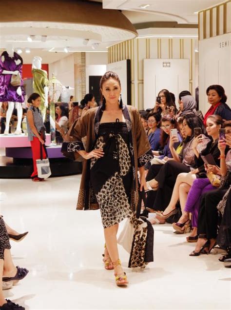 Batik yang dibuat ini batik yang dibuat lebih kasar serta mempunyai aksen kaku dan tak halus. Ketika Guratan Batik Dipadukan dengan Barang-Barang Bekas : Okezone Lifestyle