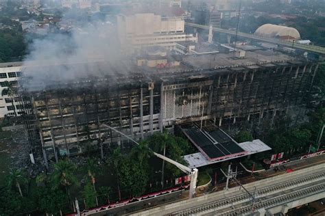 Maya saat ini masih kelas. Kebakaran Kejagung Dan Sikap Apatis Publik - Visi Muslim ...