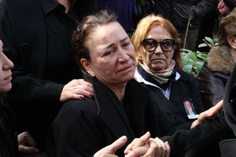 İnternethaber yayın grubu yönetim kurulu başkanı hadi özışık, kardeşleri bakı özışık ve süleyman özışık'la birlikte babaları için vefalı bir duruş sergiledi. Zafer Çika son yolculuğuna uğurlandı eşi Demet Akbağ ve ...