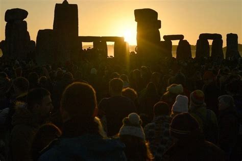 Un año más, el solsticio de verano se verá de forma mágica entre las rocas que forman el conjunto prehistórico de stonehenge, en reino unido. Solsticio: las espectaculares imágenes de la llegada del ...