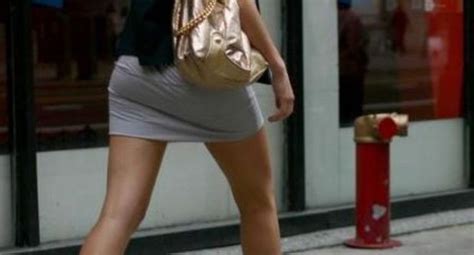 Una ragazza con un vestito nero sta per andare al bagno, ma voi non allora le ragazze gridano e scappano a più non posso! Frosinone - Usava una telecamera nel bagno delle donne ...