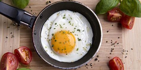 Bahan utama untuk bikin semur telur adalah telur rebus bebek atau ayam, bawang merah, bawang putih, kecap manis, jintan bubuk, cengkih, ketumbar. Cara Membuat Semur Telur Ceplok Kuah Kental Enak dan Cepat