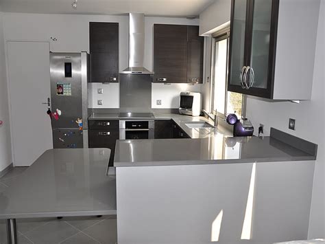 L'épaisseur du plan de travail quartz silestone varie entre 20mm et 30mm. plan de travail cuisine quartz gris