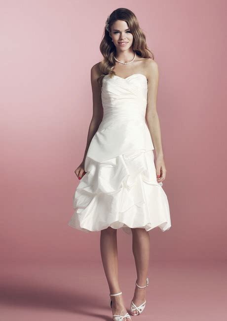 Leichte, komfortable brautkleider begeistern in femininen silhouetten und mit gewagten details. Brautkleid kurz lilly