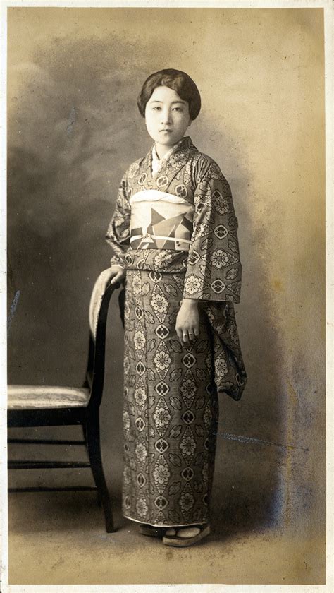 32 vintage portraits of beautiful japanese women dressing in kimonos from the 1930s ~ vintage