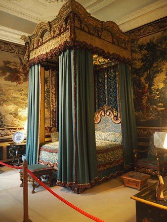 Queen elizabeth often tapes her annual christmas message from this resplendent room, which is also used to host small soirees. What Does Queen Elizabeths Bedroom Look Like - Bedroom Poster