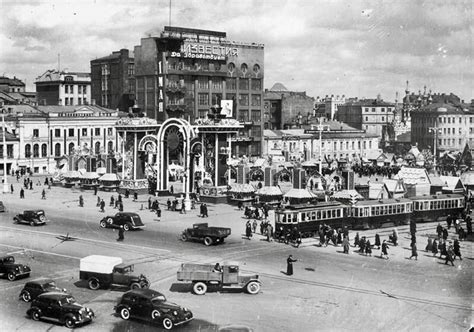 Пушкинская площадь располагается в центральном округе москвы (район арбат). Пушкинская площадь, Москва, 1940 год. Фото: Наум ...