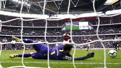Have tottenham closed the gap on arsenal? Mind the Gap: Twitter Reacts as 10-Man Arsenal Miss Last ...