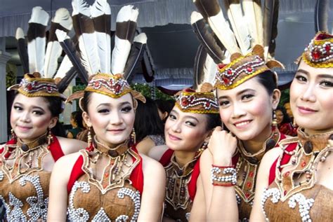 Mengenal Lebih Dekat Suku Dayak Pariwisata Indonesia My Xxx Hot Girl