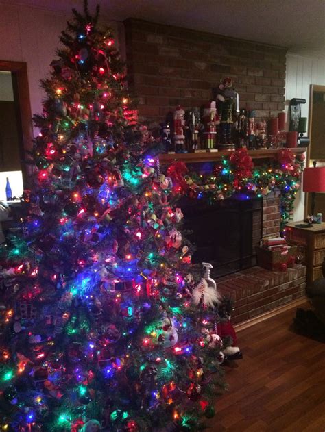 You likely buy decorating items as matching duos, and that's smart: 40 Old Fashioned Christmas Tree Decorations Ideas ...