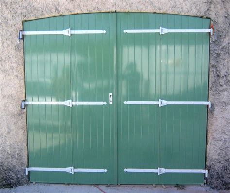 Elle peut aussi se composer de quatre panneaux ou vantaux. Portes de garage Type volet battant Aluminium, Bois, PVC