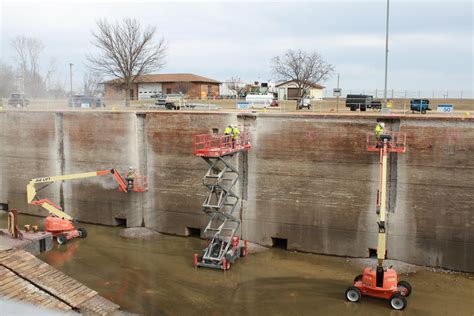 There are sandy beaches too. Mississippi River Lock & Dam 17 Dewatered Enabling ...