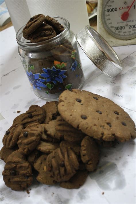 Memang anak saya sangat berkebolehan bukan sahaja pandai memasak lauk dan kuih muih tapi juga biskut. RESEPI BISKUT COKLAT CHIP ALMOND (FAMOUS AMOS) - Dreaming ...