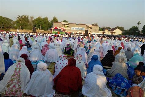 Maybe you would like to learn more about one of these? Gambar Orang Sholat Idul Adha - AR Production