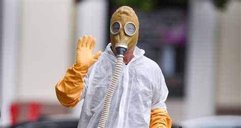 Howie Mandel Wears Hazmat Suit Gas Mask To Agt Howie Mandel Just Jared