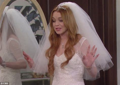 lindsay lohan hams it up in comic cameo on 2 broke girls daily mail online